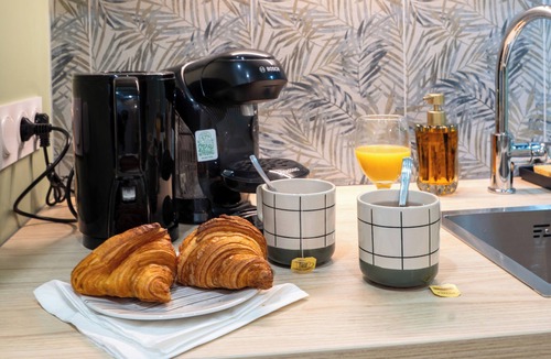 Roanne Apartment | Green Cosy – Renovated and Cozy Studio Apartment