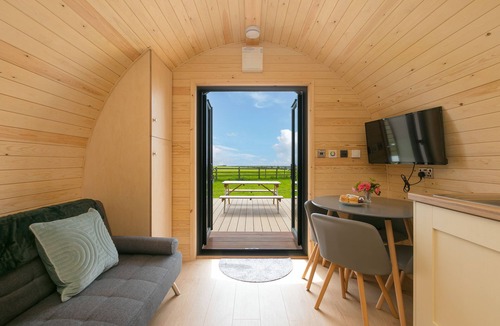 St. Buryan Cottage | GREEN FIELDS, romantic, with hot tub in St Buryan