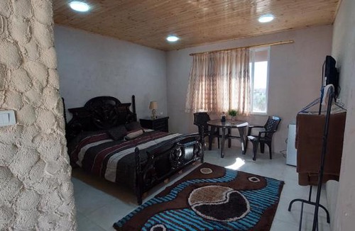 Al-Maghtas Apartment | Green Garden Rooftop