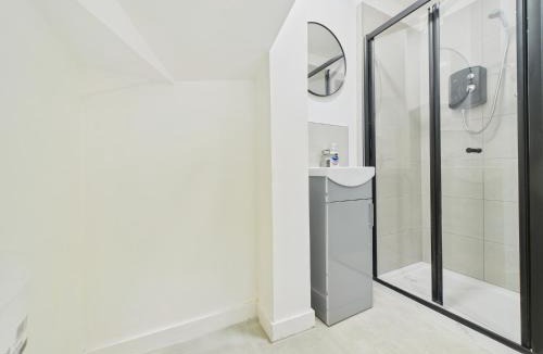 Newport House | Green Hat Stays Newport City