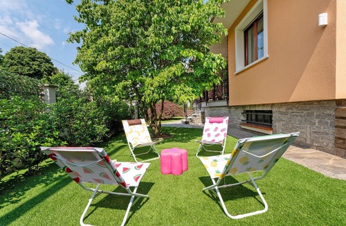 Castelletto Sopra Ticino House | Green Holiday Home 'La Casa Dei Girasoli-Lake Maggiore' with Garden, Wi-Fi, AC, Parking