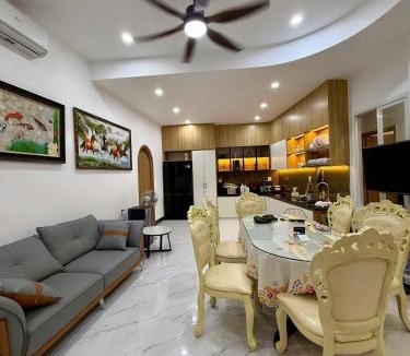 Phan Thiet House | Green Jungle Villa - Phù Hợp Gia Đình Từ 10 - 20 Người Lớn & Trẻ Em - Sân BBQ Đậu Được Xe ô tô 16 chỗ- Hồ bơi riêng- 5 Phút Đi Bộ Đến Biển - 5 Phút Đến Chợ Hải Sản Phú Thuỷ- Hồ Cá Koi