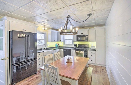 Markesan Cottage | Green Lake Vacation Home w/Screened Porch!
