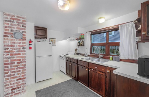 Wallingford Apartment | Green Lake Zen Low Level Garden Suite