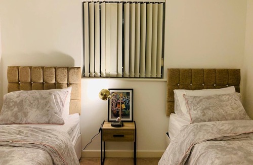 South Ockendon Apartment | Green Lantern, Private En-suite Double Room, Garden and Free Parking