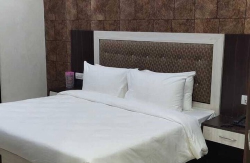 Jhansi Hotel | Green Leaf