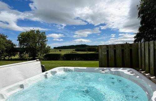 Kirriemuir House | Greenmyre Farmhouse with Hot Tub