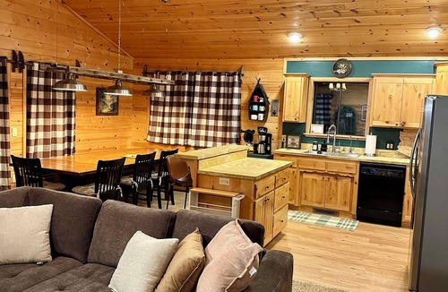 Greer Cabin | Greer Mountain Cabin: Scenic Deck, Rustic Charm & Stress-Free Parking