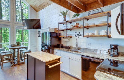 Newnata Cabin | Greers Ferry Treehouse-Style Cabin w/ Lake Access!