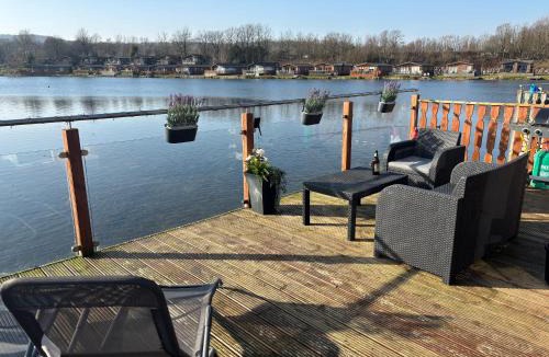 Tewitfield Resort | Gressingham 9 - South Lakes Leisure Village - lodge on the lake