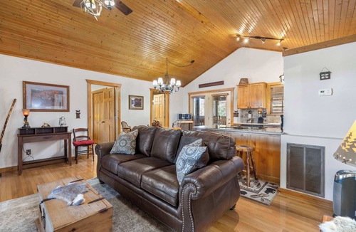 Reeds Spring Cabin | Grey Moose Lodge w/Amenities Access!