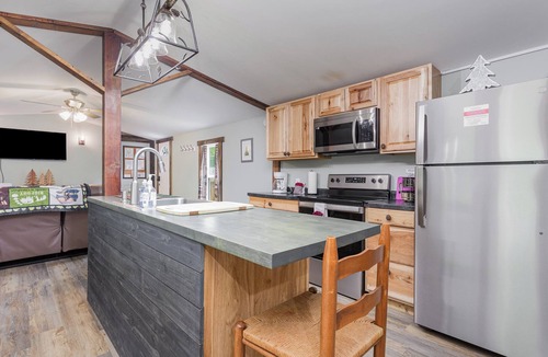 Logan House | Grey Pines | Private Hot Tub · Dog-Friendly · Couples Cabin · Hocking Hills