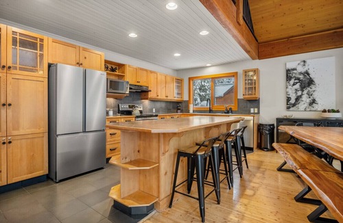 East Kootenay Cabin | Greywolf Lodge | Private Hot Tub | Wood Fireplace