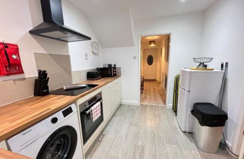Grimsby House | Grimsby Home Sleeps 9 with Free Parking