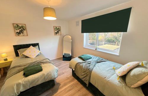 Grimsby House | Grimsby Home Sleeps 9 with Free Parking