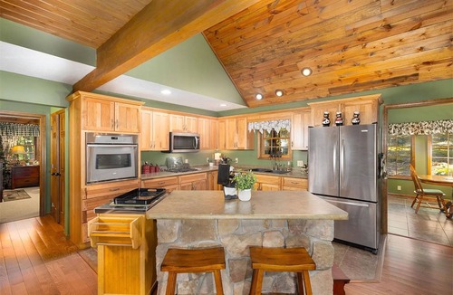 Terra Alta Cabin | Grin and Bear Witness to this Prime Location