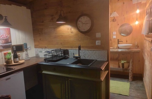 Beurlay Cabin | Grisette's home, its Norwegian bath, its brazier and its animals