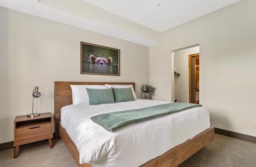 Radium Hot Springs Apartment | Grizzly Springs Outdoor Pool Hot Tub Fireplace