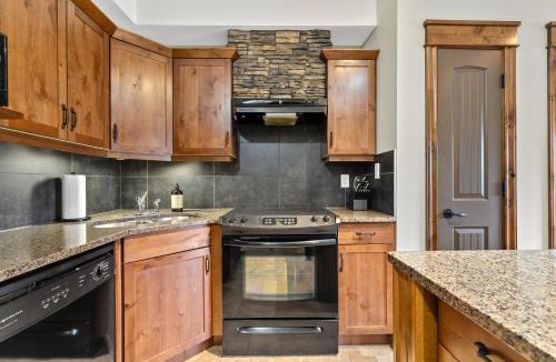 Radium Hot Springs Apartment | Grizzly Springs Outdoor Pool Hot Tub Fireplace