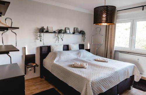 Bayreuth Apartment | Große moderne Designer-Wohnung für Urlaub und Business - 3 Schlafzimmer, Küche, Büro, Terrasse und 2 kostenlose Parkplätze