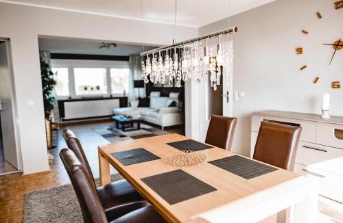 Bayreuth Apartment | Große moderne Designer-Wohnung für Urlaub und Business - 3 Schlafzimmer, Küche, Büro, Terrasse und 2 kostenlose Parkplätze