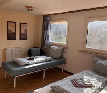 Hummeltal Apartment | Große Monteurwohnung mit 4 Zimmer und Parkplatz, Waschmaschine, Internet, voll ausgestattete Küche