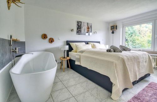 Triberg im Schwarzwald Apartment | Große Wohnung am Wald mit Aussicht, Sauna, Kaminofen, Grill