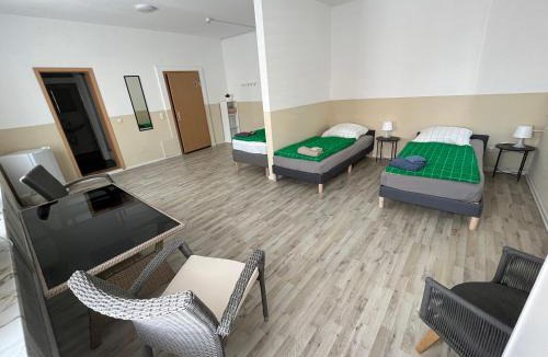 Meine House | Große Zimmer für 3 Personen -Fernseher, Kühlschrank