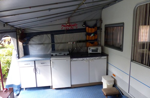Mecklenburgische Kleinseenplatte House | Großer Wohnwagen mit Vorzelt