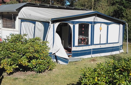 Mecklenburgische Kleinseenplatte House | Großer Wohnwagen mit Vorzelt