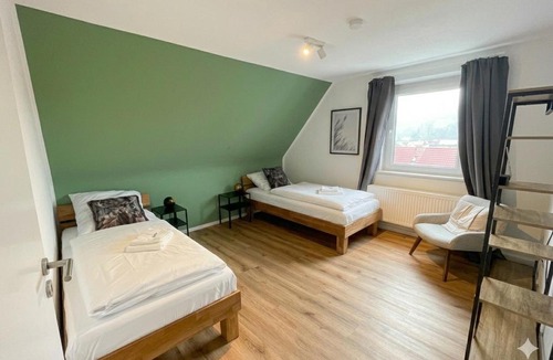 Blaustein Apartment | Großes Apartment,Ferienwohnung Mut 90 qm2, großer Aufenthaltsbereich für Firmen, Gruppen, Familien, Nahe Ulm, 3 Schlafzimmer, WLAN,Hotel-TV,Einzelbetten,Garten,ruhige Lage,Bettwäsche,Handtücher inklusive,Self Check-in,Nahe BWK,Uni,Legoland