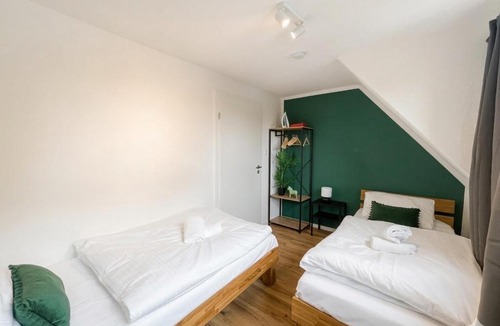 Blaustein Apartment | Großes Apartment,Ferienwohnung Mut 90 qm2, großer Aufenthaltsbereich für Firmen, Gruppen, Familien, Nahe Ulm, 3 Schlafzimmer, WLAN,Hotel-TV,Einzelbetten,Garten,ruhige Lage,Bettwäsche,Handtücher inklusive,Self Check-in,Nahe BWK,Uni,Legoland