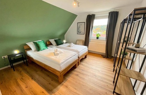 Blaustein Apartment | Großes Apartment,Ferienwohnung Mut 90 qm2, großer Aufenthaltsbereich für Firmen, Gruppen, Familien, Nahe Ulm, 3 Schlafzimmer, WLAN,Hotel-TV,Einzelbetten,Garten,ruhige Lage,Bettwäsche,Handtücher inklusive,Self Check-in,Nahe BWK,Uni,Legoland