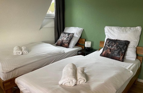 Blaustein Apartment | Großes Apartment,Ferienwohnung Mut 90 qm2, großer Aufenthaltsbereich für Firmen, Gruppen, Familien, Nahe Ulm, 3 Schlafzimmer, WLAN,Hotel-TV,Einzelbetten,Garten,ruhige Lage,Bettwäsche,Handtücher inklusive,Self Check-in,Nahe BWK,Uni,Legoland