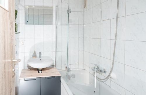 Heilbronn Apartment | Großes Familien oder Monteurappartement, 5 Betten in 3 Zimmer, Prime Video inklusive, Balkon, Waschmaschine, Spülmaschine