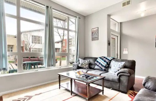 Old Town North Condo | Groovy Modern Condo ♠ Right Next to Old Town FC!