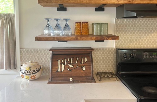 Cottonwood-Verde Village Cabin | Groovy Spacious Cabin 20mins from Sedona - with a Pool! @ That70sCabin