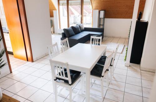 Bernhausen Apartment | Grosse Galerie-Wohnung für 7 Gäste - Airport Messe Stuttgart - Balkon - Parkplatz
