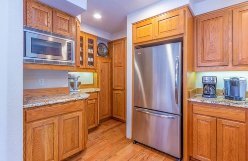 Sunriver House | GROU07 - Spacious Home, 2 Suites, Close to Fort Rock Park, A/C, Hot Tub