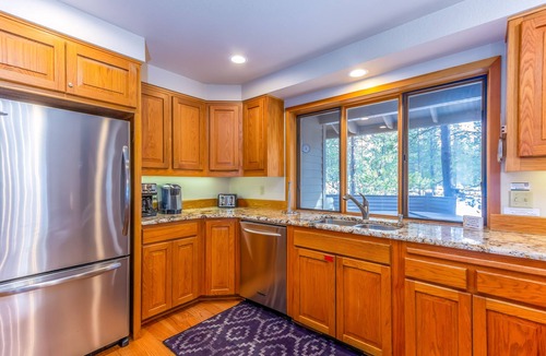 Sunriver House | GROU07 - Spacious Home, 2 Suites, Close to Fort Rock Park, A/C, Hot Tub