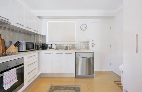 Mermaid Beach Apartment | Ground Floor 2-Bed Mermaid Beach Pad with Parking