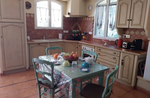 Plan-d'Orgon Apartment | Ground floor apartment in Provencal house with independent access ALPILLES