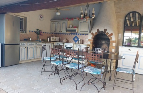 Plan-d'Orgon Apartment | Ground floor apartment in Provencal house with independent access ALPILLES