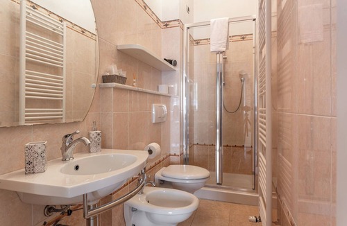 Diecimo Apartment | Ground Floor Apartment - White/Gold