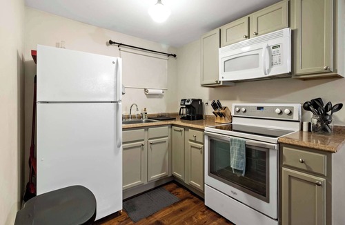 Maplewood Apartment | Ground-Floor Forest Park Studio | Parking, Washer/Dryer & Fast Wi-Fi