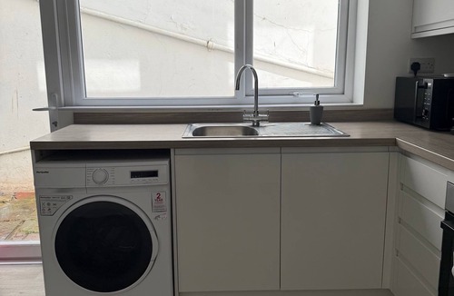 Grove Park Village Apartment | Ground Floor Flat with Courtyard garden