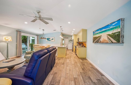 Holmes Beach Cottage | Ground Floor home for 5, short walk to beach and private heated pool! Lovely open living area