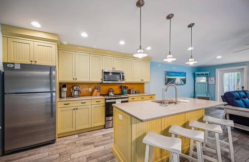 Holmes Beach Cottage | Ground Floor home for 5, short walk to beach and private heated pool! Lovely open living area