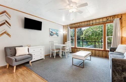 Bend House | Ground Floor Riverside Cottage with Patio
