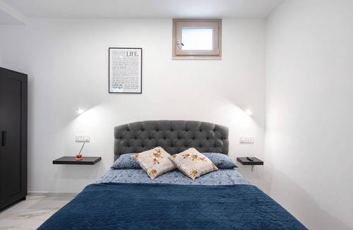 San Lazzaro House | Ground Floor Room with Private Bathroom and Mountain View